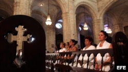 Damas de Blanco en la Iglesia/ Foto de archivo