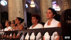 Foto de archivo. Damas de Blanco asisten a la Iglesia.