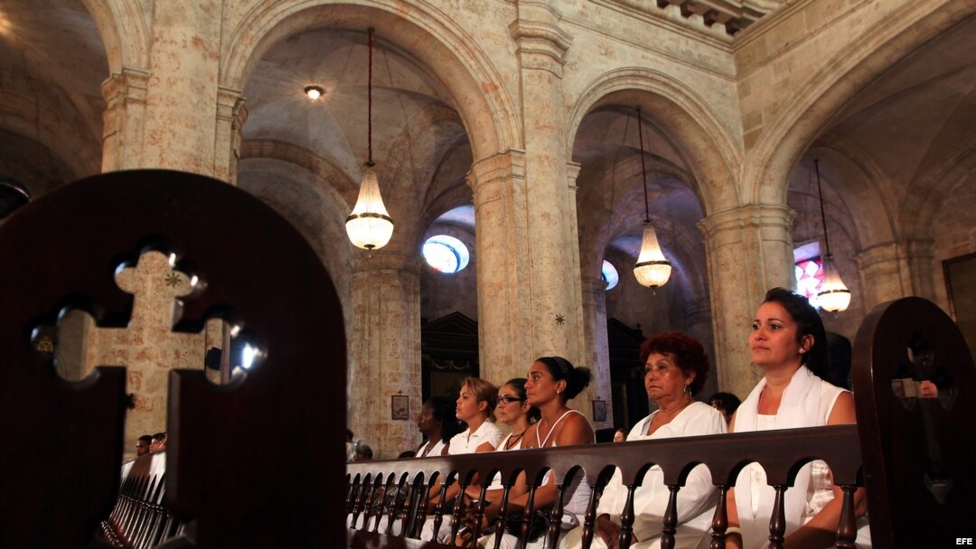 Fotografía de archivo de Damas de Blanco en la Iglesia.