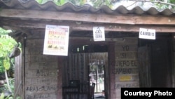 Casa de la opositora Gertrudis Ojeda, en Banes, con carteles antigubernamentales. Foto: Alianza Democrática Oriental.