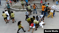 Fuerzas del régimen arrestan a Damas de Blanco en La Habana. (Foto: Angel Moya)
