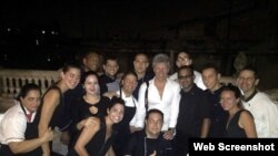 Bon Jovi junto a los empleados de la paladar La Guarida, en La Habana.