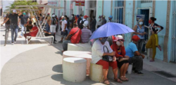 Personas aglomeradas en Las Tunas. Foto Periódico 26