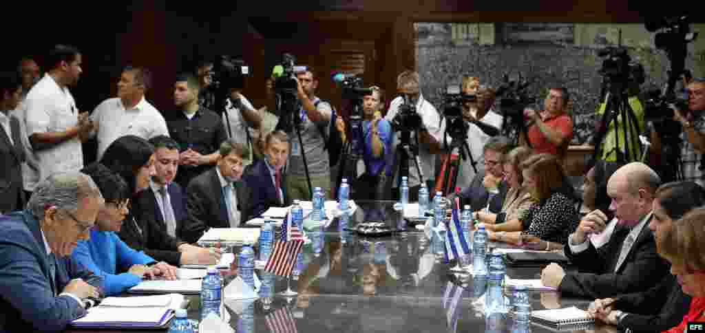  La secretaria de Comercio de EE.UU, Penny Pritzker (2d), se reúne con el ministro cubano de Comercio Exterior, Rodrigo Malmierca (2i), hoy, miércoles 7 de octubre de 2015, en La Habana (Cuba). Pritzker se reunirá con autoridades cubanas como el vicepresi