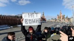 Una protesta en Moscú en contra la guerra en Ucrania, el 27 de febrero de 2022. (AP/Dennis Kaminev).