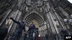 La policía desplegada en la catedral de Colonia el 24 de diciembre de 2023.