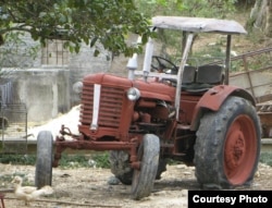 Para los agricultores privados cubanos es difícil adquirir implementos de trabajo, mucho más un tractor.
