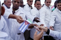 Una brigada médica cubana en La Habana antes de salir a misión en marzo de 2020. REUTERS/Alexandre Meneghini