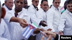 Una brigada médica cubana en La Habana antes de salir a misión en marzo de 2020. 