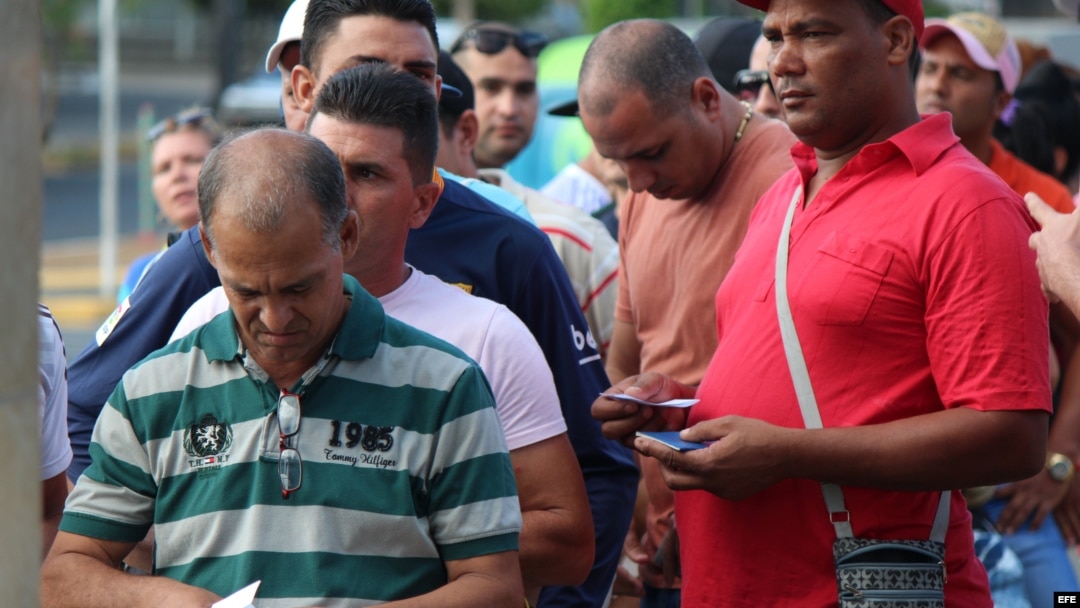 En esta foto de febrero de 2016, cubanos hacen cola en Chiriquí, para comprar el boleto de avión a Mexico que en ese entonces costaba $523,50.
