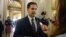 El senador republicano de Florida Marco Rubio (c) habla a la prensa.