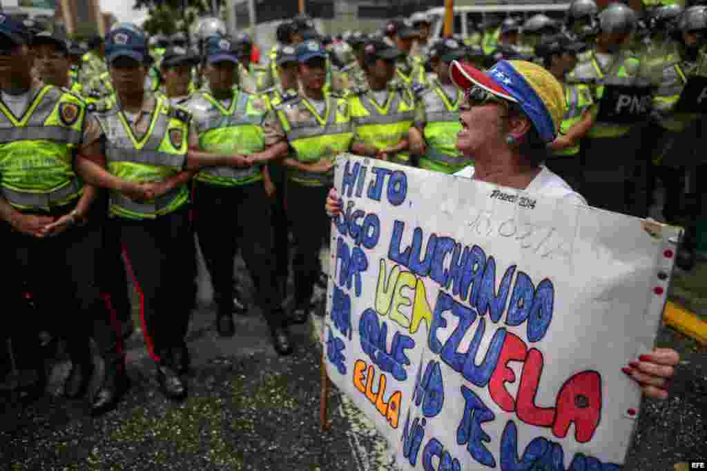 Agentes bloquean el paso a una marcha de manifestantes en Caracas (Venezuela).