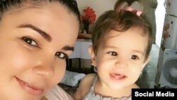 Yaima Caballero junto a su hija Paloma. (Instagram/yaima_cab)