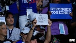 Un delegado (c) muestra el lema "Esta convención es una farsa" en la primera jornada de la Convención del Partido Demócrata en Filadelfia. EFE