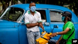 Choferes cubanos deberán pagar seguro de autos. AP Photo/Ramon Espinosa