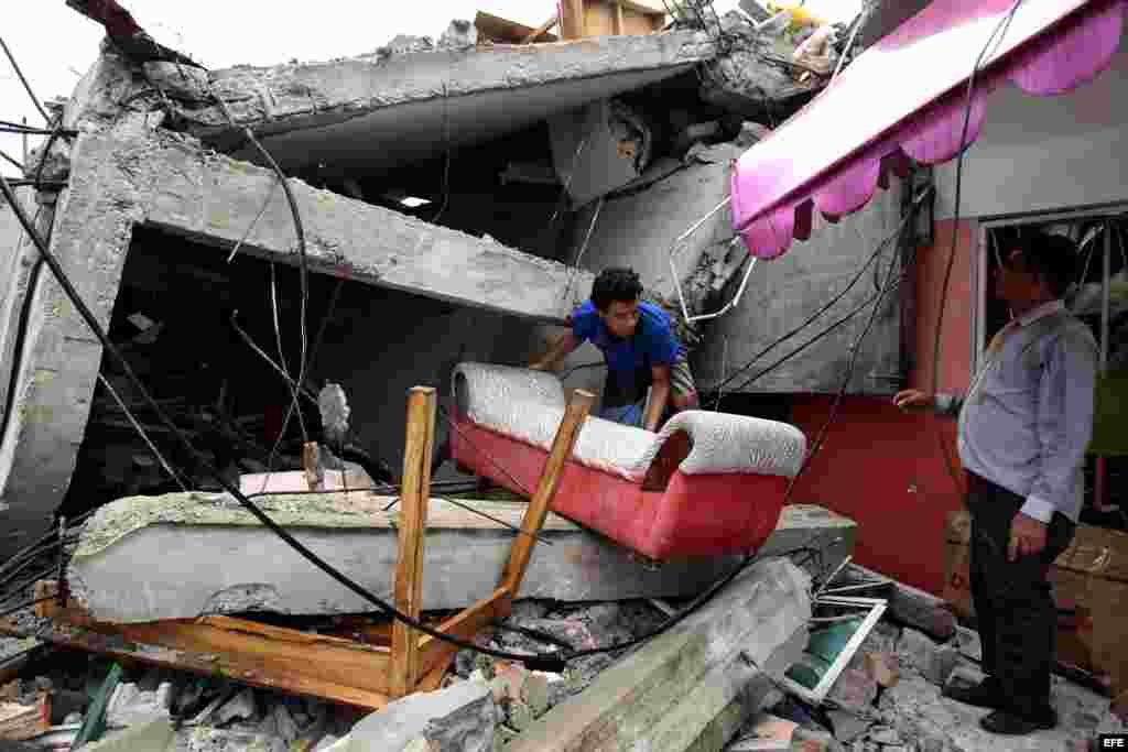 Los pobladores de Pedernales, Ecuador, buscan entre las casas destruidas y los escombros que dejó el sismo de 7.8 de magnitud.