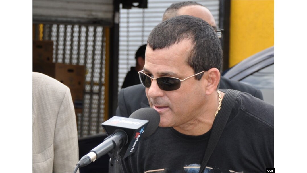 El entrenador de boxeo Franco González participa en un programa de Radio Martí.