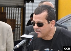 El entrenador de boxeo Franco González participa en un programa de Radio Martí.