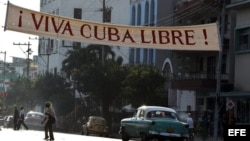 Decenas de carteles alusivos a un nuevo aniversario de la Revolución Cubana han sido colocados en las calle de La Habana, Cuba.