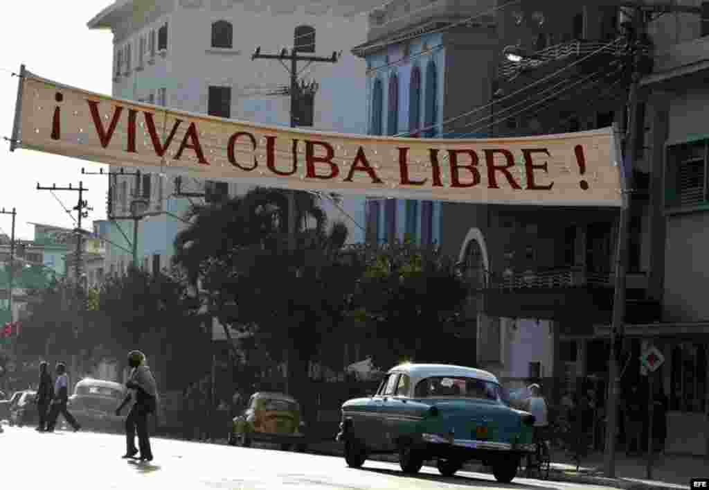 Decenas de carteles alusivos a un nuevo aniversario de la Revolución Cubana han sido colocados en las calle de La Habana, Cuba.