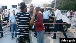 El opositor Andrés Carrión es sacado a golpes de la misa de Benedicto XVI en Santiago de Cuba.