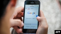 Una persona utiliza su celular para conectarse a Google en una zona Wi-Fi de Cuba. (Archivo)