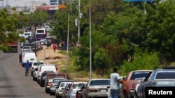 Colas para reabastecerse de combustible en Maracaibo, Venezuela, mayo 17 de 2019. (Reuters).