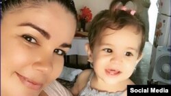 Yaima Caballero con su hija Paloma (Foto: Instagram)