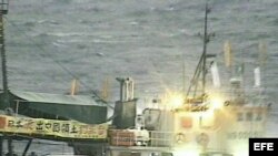 Archivo - Barco con bandera china que lleva a bordo a 25 manifestantes de Hong Kong, mientras se aproximan a las disputadas islas Senkaku, en el mar de China.