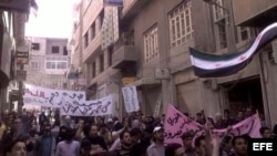 Fotografía de fecha desconocida facilitada por los opositores Comités de Coordinación Local en Siria hoy, sábado, 7 de abril de 2012, que muestra a manifestantes en Yabrood cerca de Damasco (Siria). 