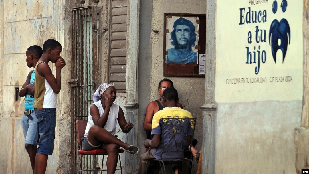  Varias personas conversan junto a un retrato del Che Guevara en La Habana (Cuba). 