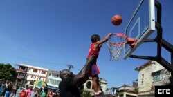 Shaquille O'Neal, quien jugó durante 19 temporadas en distintos equipos de la NBA, participa en un taller en La Habana con niños y jóvenes jugadores de baloncesto.