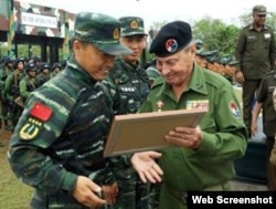 El general José Luis Mesa Delgado, jefe de la Brigada Especial Nacional del MININT (Boinas Negras) entrega un diploma a entrenadores chinos.