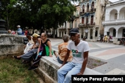Jubilados esperan fuera de un banco, en La Habana, para cobrar sus pensiones en medio de un apagón.