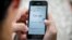 Una persona utiliza su celular para conectarse a Google en una zona Wi-Fi de Cuba. (Archivo)