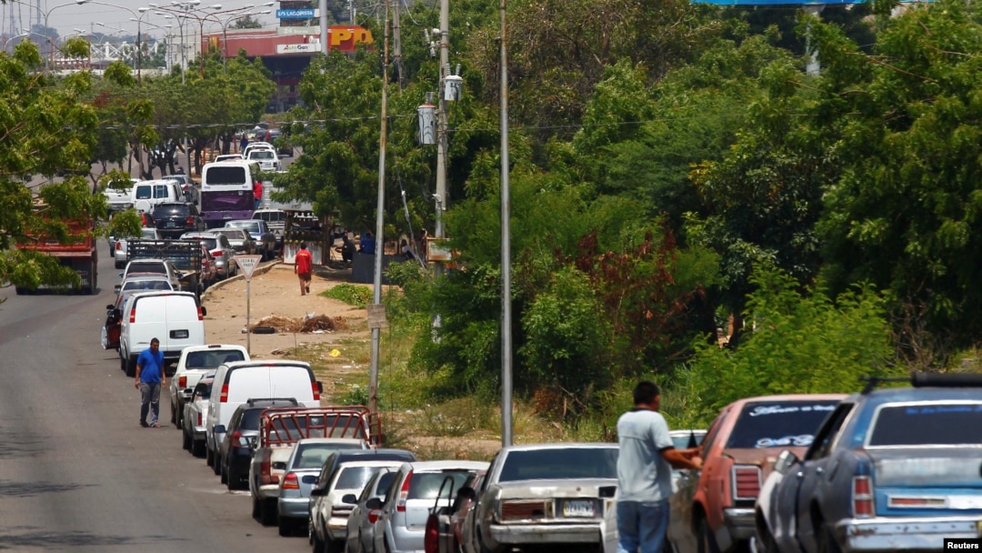 Colas para reabastecerse de combustible en Maracaibo, Venezuela, mayo 17 de 2019. (Reuters).