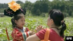 Una madre y su hija vestida con un traje imperial en el Palacio de Verano de Pekín, China. 