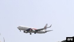 Archivo: Un avión de la aerolínea Malaysia Airlines sobrevuela unas chabolas sobre Manila (Filipinas)  lunes 17 de marzo de 2014