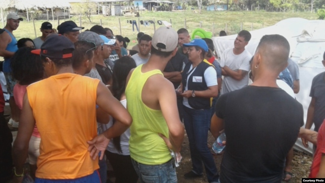 Cubanos varados en campamento militar del Darién reciben ayuda de la Defensoría del Pueblo