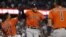 George Springer (c) de los Astros de Houston celebra junto a sus compañeros Jose Altuve (i) y Carlos Correa (d) luego de batear su cuarto jonrón consecutivo de la Serie Mundial 2017 en la segunda entrada del séptimo y definitivo juego