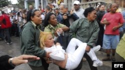 Agentes cubanos empujan, arrastran y suben a un autobús a Damas de Blanco.