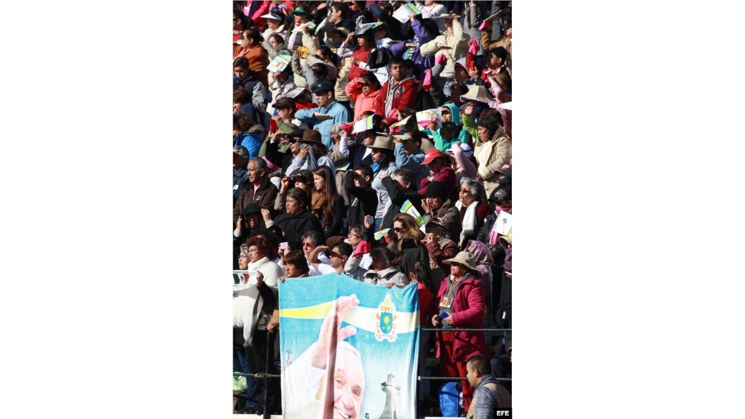 Miles de personas escuchan el mensaje del Papa Francisco en la explanada del Zócalo.