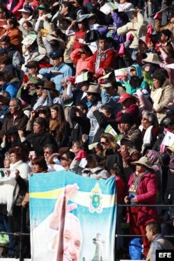 Miles de personas escuchan el mensaje del Papa Francisco en la explanada del Zócalo.