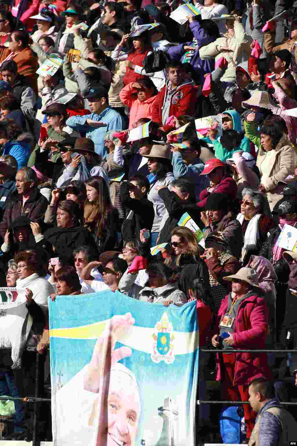 Miles de personas escuchan el mensaje del Papa Francisco en la explanada del Zócalo.