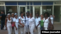 Reporta Cuba. Damas de Blanco presentaron denuncia en ETECSA. Foto: Berta Soler.