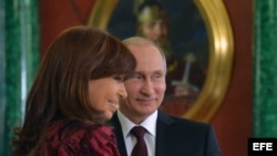 El presidente ruso, Vladimir Putin (d), y su homóloga argentina, Cristina Fernández, durante la firma de acuerdos de cooperación tras su reunión en el Kremlin en Moscú, 23 de abril de 2015.