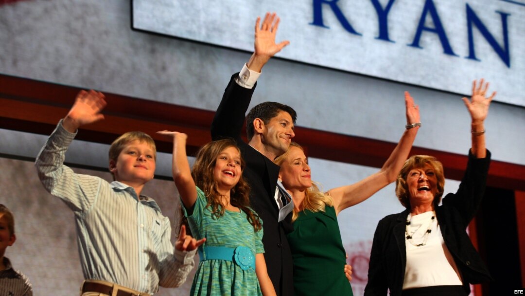 El candidato republicano a la vicepresidencia Paul Ryan con su esposa Jenna (2-d), sus hijos Elizabeth (2-i), Charles (i) y su madre Elizabeth (d) saludan a los delegados en la Convención Republicana en Tampa. E.UU.). EFE/Jim Lo Scalzo