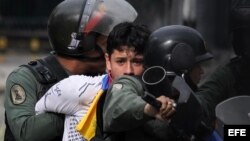 Enfrentamientos entre manifestantes opositores y Guardia Nacional Bolivariana. (Foto: Archivo)