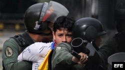 Enfrentamientos entre manifestantes opositores y Guardia Nacional Bolivariana.