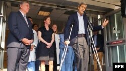 Agentes de civil tapan la boca del opositor cubano Lázaro Yuri Valle mientras grita "¡Vivan los derechos humanos!" (Univision)